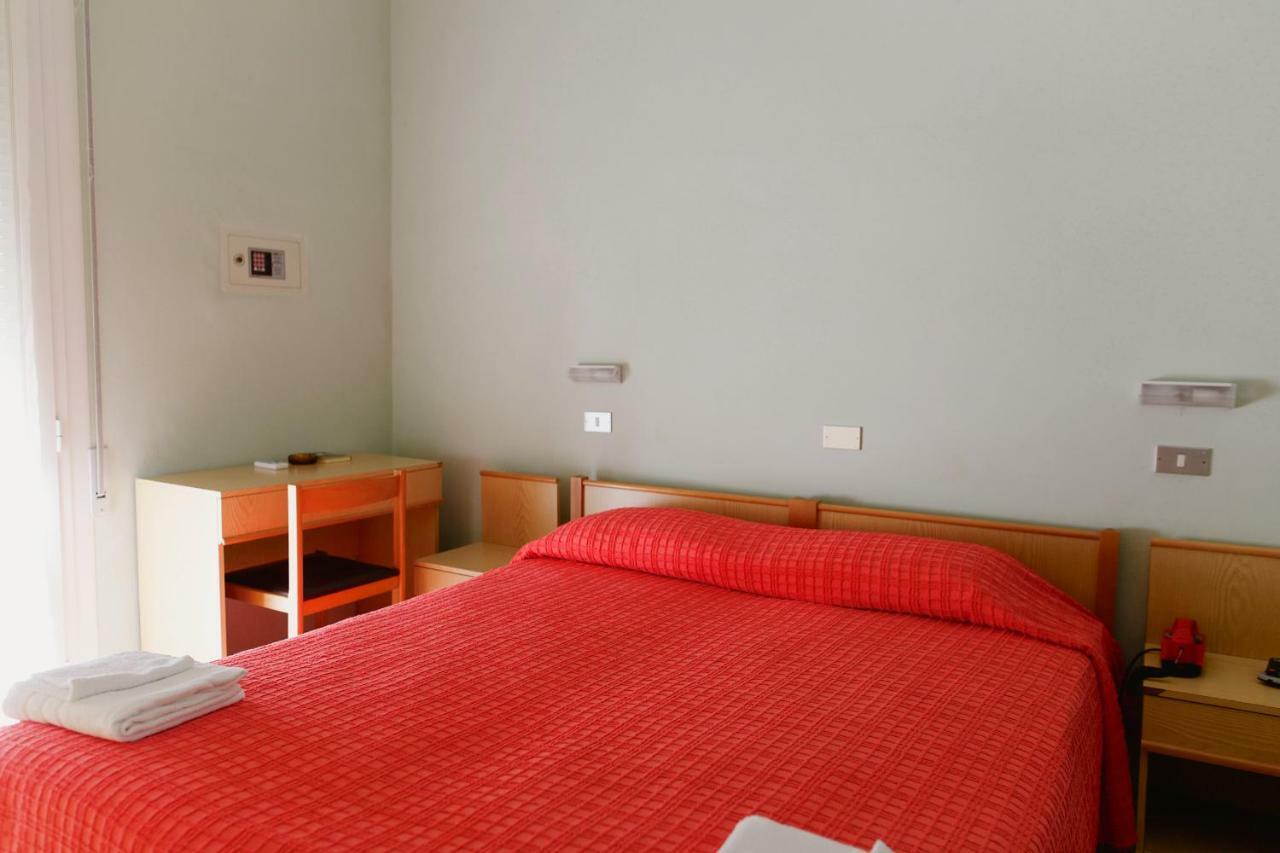 Hotel Lauretta Беллария-Иджеа-Марина Экстерьер фото